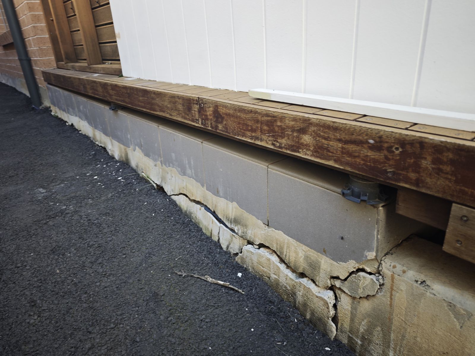 Cracking to concrete slab skirting beneath deck, Caringbah NSW